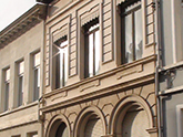 Schilderen van gevel van herenhuis te Antwerpen Foto 1